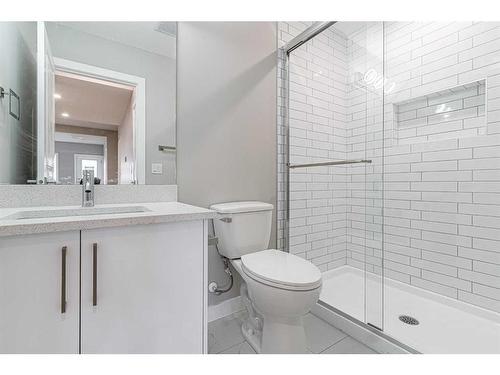 206 Lucas Close Nw, Calgary, AB - Indoor Photo Showing Bathroom