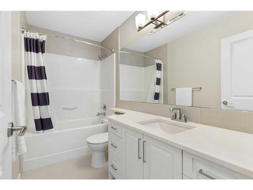 115 Cranbrook Hill Se, Calgary, AB - Indoor Photo Showing Bathroom