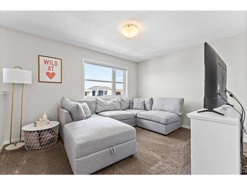 23 Belmont Gardens Sw, Calgary, AB - Indoor Photo Showing Living Room