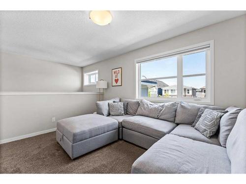 23 Belmont Gardens Sw, Calgary, AB - Indoor Photo Showing Living Room