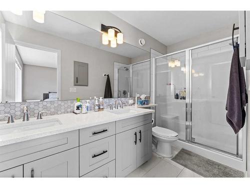 23 Belmont Gardens Sw, Calgary, AB - Indoor Photo Showing Bathroom