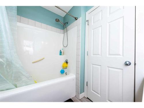 1953 New Brighton Drive Se, Calgary, AB - Indoor Photo Showing Bathroom