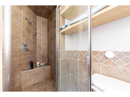 1953 New Brighton Drive Se, Calgary, AB - Indoor Photo Showing Bathroom