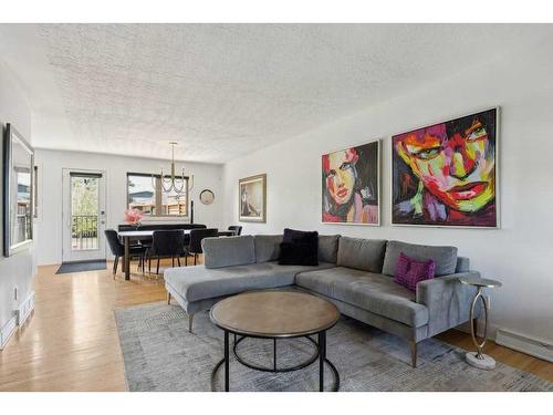 3727 Kerrydale Road Sw, Calgary, AB - Indoor Photo Showing Living Room