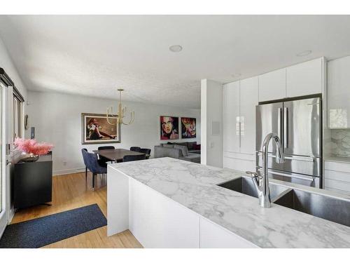 3727 Kerrydale Road Sw, Calgary, AB - Indoor Photo Showing Kitchen With Stainless Steel Kitchen With Upgraded Kitchen