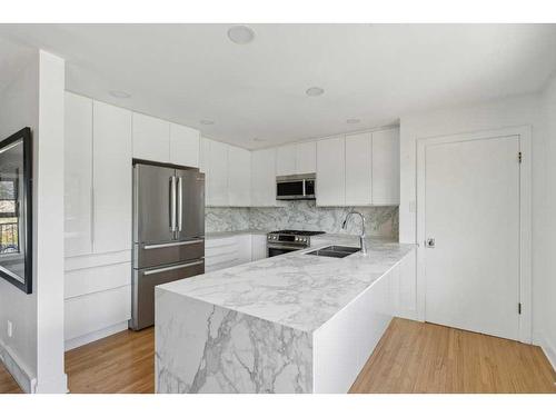 3727 Kerrydale Road Sw, Calgary, AB - Indoor Photo Showing Kitchen With Stainless Steel Kitchen With Upgraded Kitchen