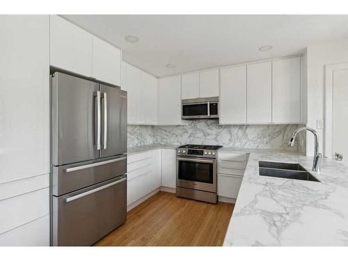 3727 Kerrydale Road Sw, Calgary, AB - Indoor Photo Showing Kitchen With Stainless Steel Kitchen With Double Sink With Upgraded Kitchen