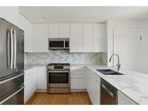 3727 Kerrydale Road Sw, Calgary, AB - Indoor Photo Showing Kitchen With Stainless Steel Kitchen With Double Sink With Upgraded Kitchen