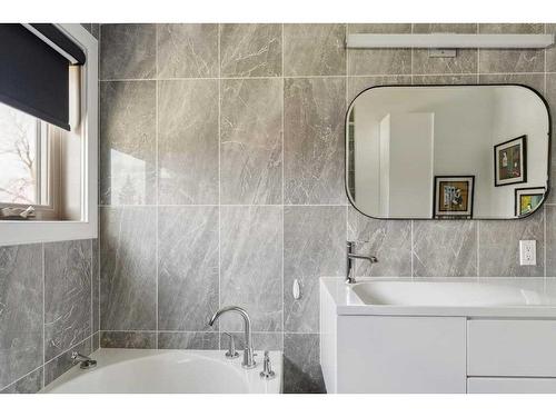 3727 Kerrydale Road Sw, Calgary, AB - Indoor Photo Showing Bathroom