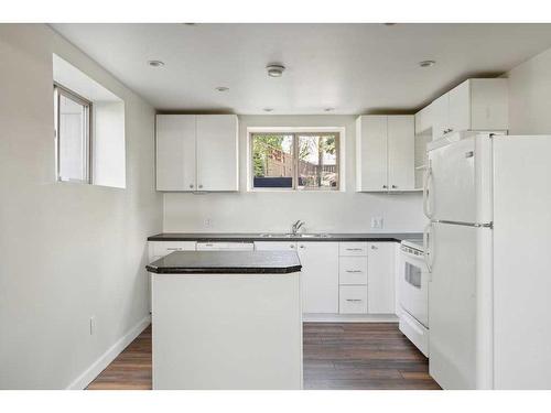 3727 Kerrydale Road Sw, Calgary, AB - Indoor Photo Showing Kitchen