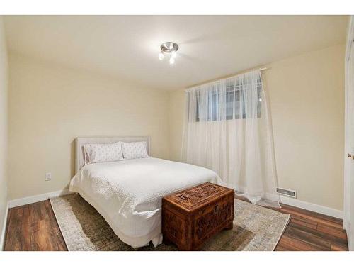 3727 Kerrydale Road Sw, Calgary, AB - Indoor Photo Showing Bedroom