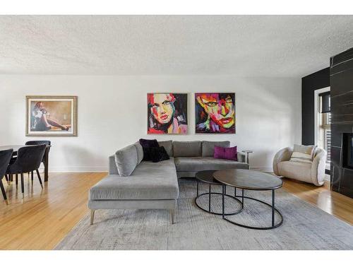 3727 Kerrydale Road Sw, Calgary, AB - Indoor Photo Showing Living Room