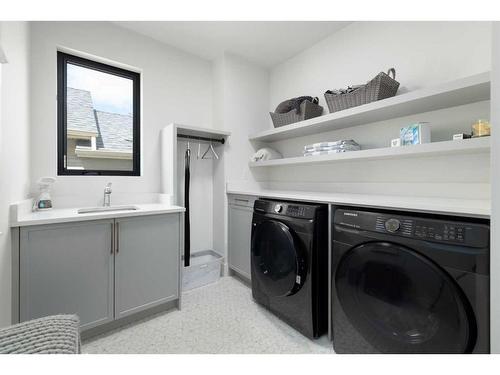 2711 7 Avenue Nw, Calgary, AB - Indoor Photo Showing Laundry Room