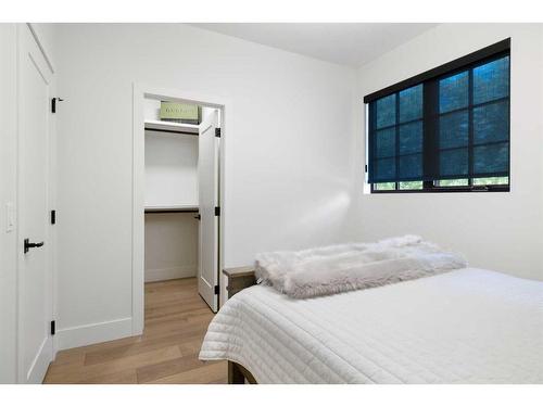 2711 7 Avenue Nw, Calgary, AB - Indoor Photo Showing Bedroom