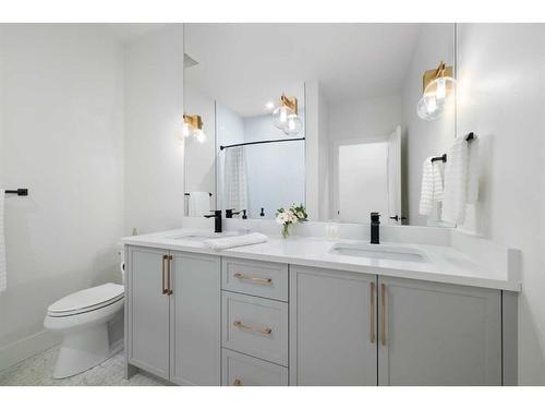 2711 7 Avenue Nw, Calgary, AB - Indoor Photo Showing Bathroom