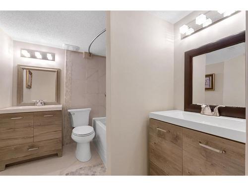 16 Nolanfield Crescent Nw, Calgary, AB - Indoor Photo Showing Bathroom