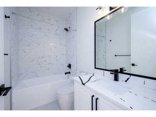 1828 19 Avenue Nw, Calgary, AB - Indoor Photo Showing Bathroom