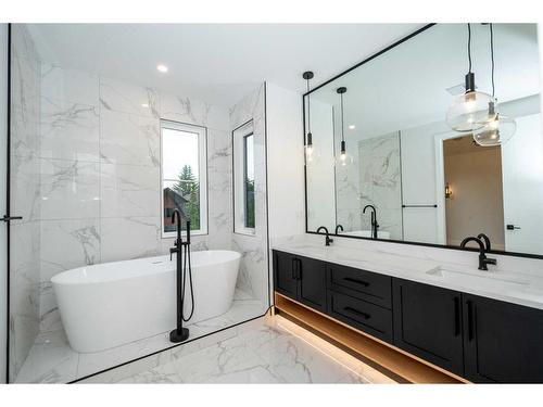 1828 19 Avenue Nw, Calgary, AB - Indoor Photo Showing Bathroom