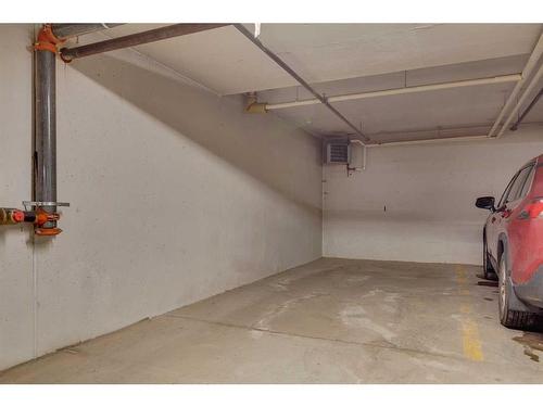 2307-10221 Tuscany Boulevard Nw, Calgary, AB - Indoor Photo Showing Garage