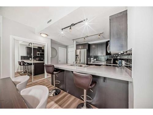 1702-1410 1 Street Se, Calgary, AB - Indoor Photo Showing Kitchen