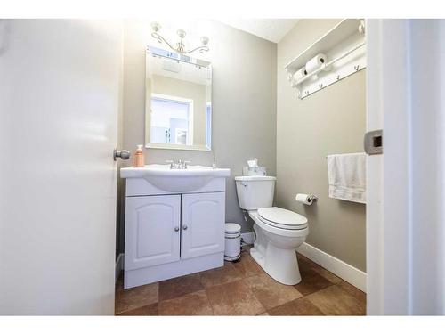 36 Hidden Point Nw, Calgary, AB - Indoor Photo Showing Bathroom