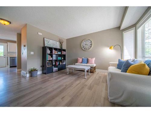 36 Hidden Point Nw, Calgary, AB - Indoor Photo Showing Living Room