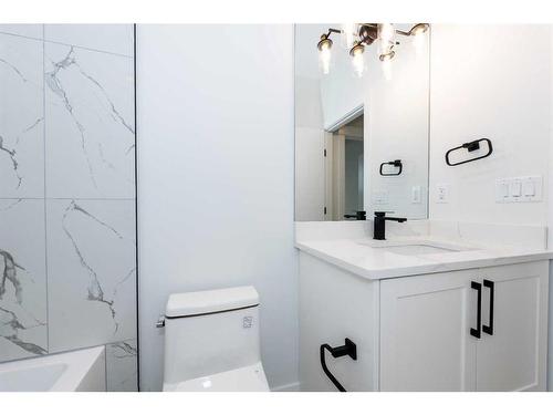 240 22 Avenue Nw, Calgary, AB - Indoor Photo Showing Bathroom
