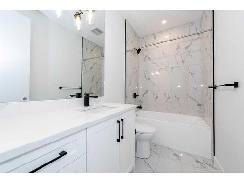 240 22 Avenue Nw, Calgary, AB - Indoor Photo Showing Bathroom