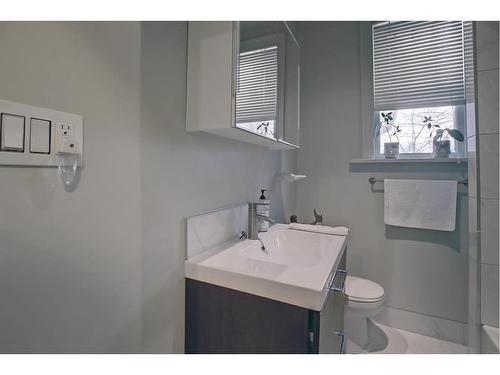 114 7 Avenue Nw, Calgary, AB - Indoor Photo Showing Bathroom