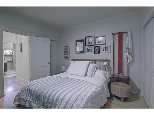 114 7 Avenue Nw, Calgary, AB - Indoor Photo Showing Bedroom
