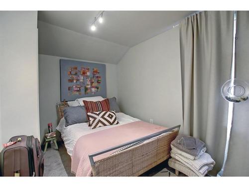 114 7 Avenue Nw, Calgary, AB - Indoor Photo Showing Bedroom