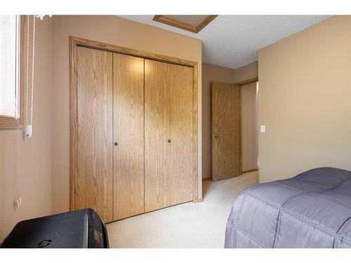 40 Harvest Park Road Ne, Calgary, AB - Indoor Photo Showing Bedroom