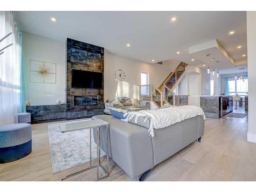 419 36 Street Sw, Calgary, AB - Indoor Photo Showing Living Room