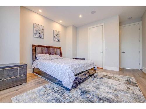 419 36 Street Sw, Calgary, AB - Indoor Photo Showing Bedroom