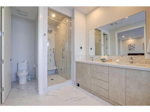 419 36 Street Sw, Calgary, AB - Indoor Photo Showing Bathroom