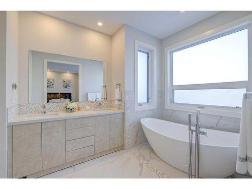 419 36 Street Sw, Calgary, AB - Indoor Photo Showing Bathroom