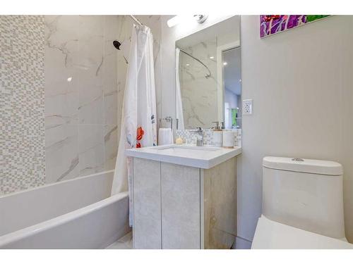 419 36 Street Sw, Calgary, AB - Indoor Photo Showing Bathroom