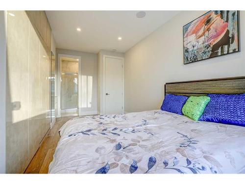 419 36 Street Sw, Calgary, AB - Indoor Photo Showing Bedroom