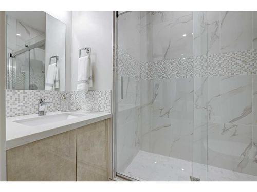 419 36 Street Sw, Calgary, AB - Indoor Photo Showing Bathroom