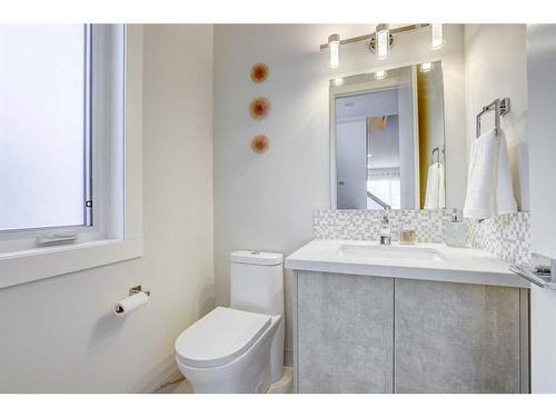 419 36 Street Sw, Calgary, AB - Indoor Photo Showing Bathroom