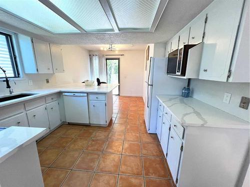 123 Edgepark Boulevard Nw, Calgary, AB - Indoor Photo Showing Kitchen