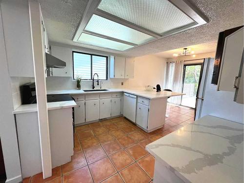 123 Edgepark Boulevard Nw, Calgary, AB - Indoor Photo Showing Kitchen