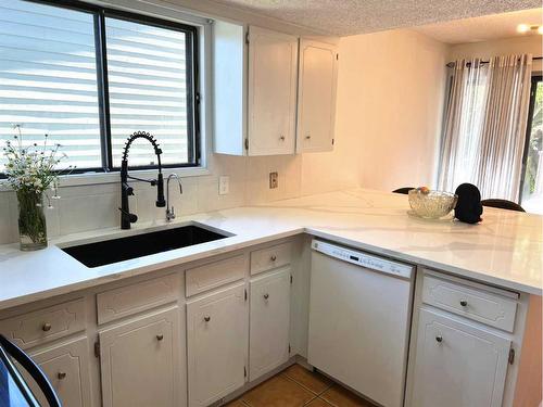 123 Edgepark Boulevard Nw, Calgary, AB - Indoor Photo Showing Kitchen