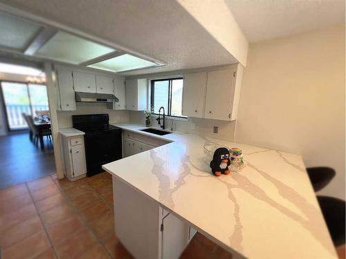 123 Edgepark Boulevard Nw, Calgary, AB - Indoor Photo Showing Kitchen