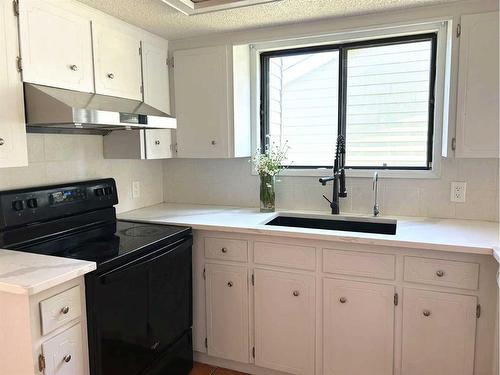 123 Edgepark Boulevard Nw, Calgary, AB - Indoor Photo Showing Kitchen