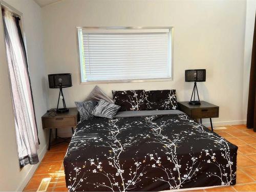 123 Edgepark Boulevard Nw, Calgary, AB - Indoor Photo Showing Bedroom