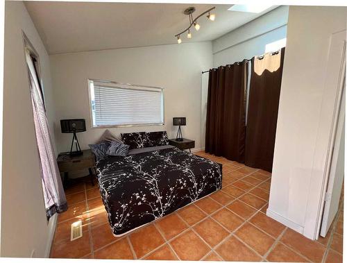 123 Edgepark Boulevard Nw, Calgary, AB - Indoor Photo Showing Bedroom