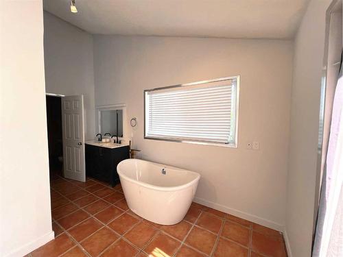 123 Edgepark Boulevard Nw, Calgary, AB - Indoor Photo Showing Bathroom