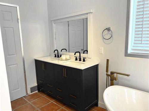 123 Edgepark Boulevard Nw, Calgary, AB - Indoor Photo Showing Bathroom