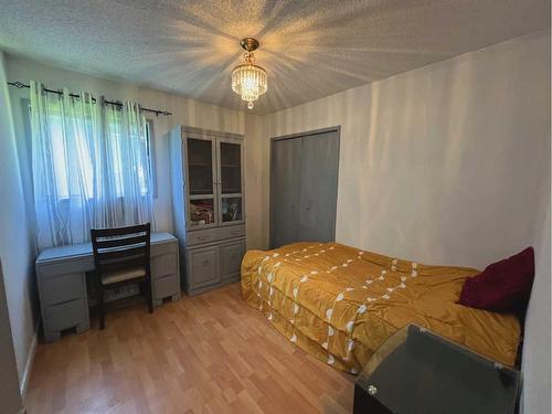 123 Edgepark Boulevard Nw, Calgary, AB - Indoor Photo Showing Bedroom